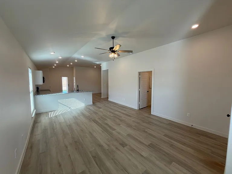 1209 Cottonwood Ave — Photo 2