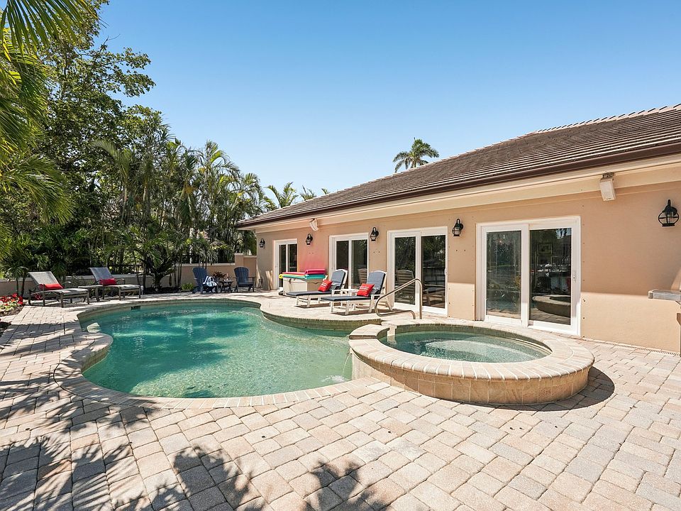 Heated pool and spa/dining table, sun loungers, fire pit/view