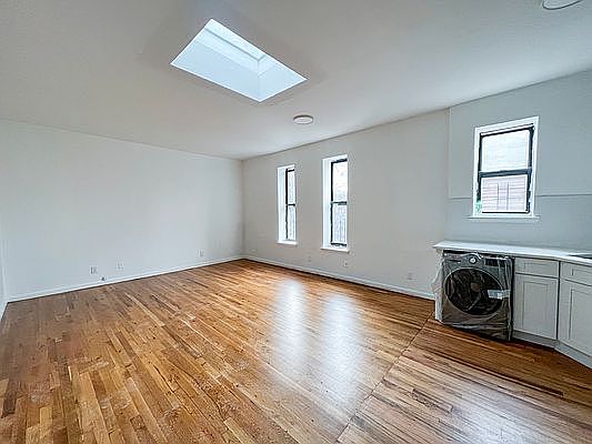 2nd image of 310 Sumpter St #2F