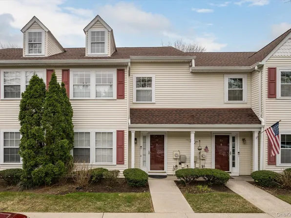 54 Stratford Green, Farmingdale, NY 11735