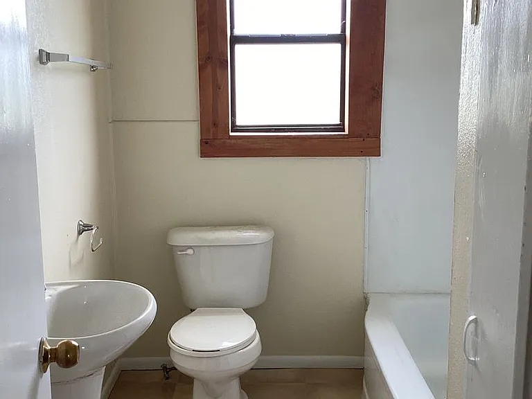 1609 S Avenue C — Photo 11