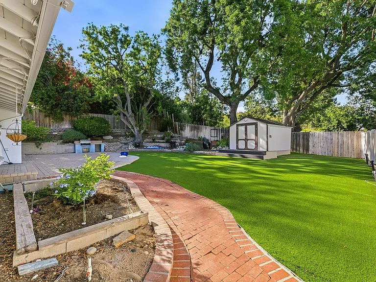 20305 Aetna St — Photo 31