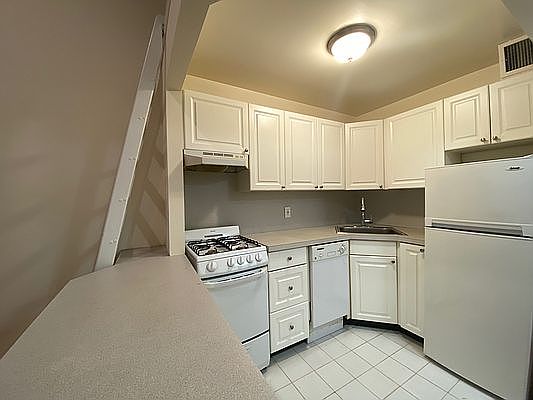 3rd image of 330 E 77th St #D1