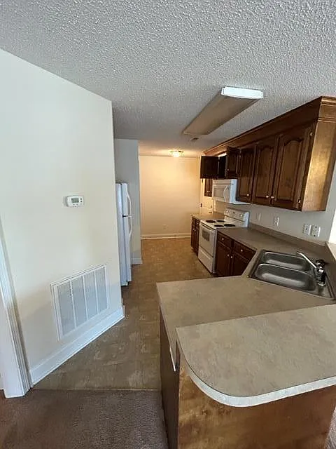 3 bed, 2.0 bath, 1300 sqft, $1,550 — Photo 4