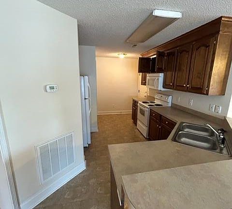 4th image of 3513 Beacon Dr
