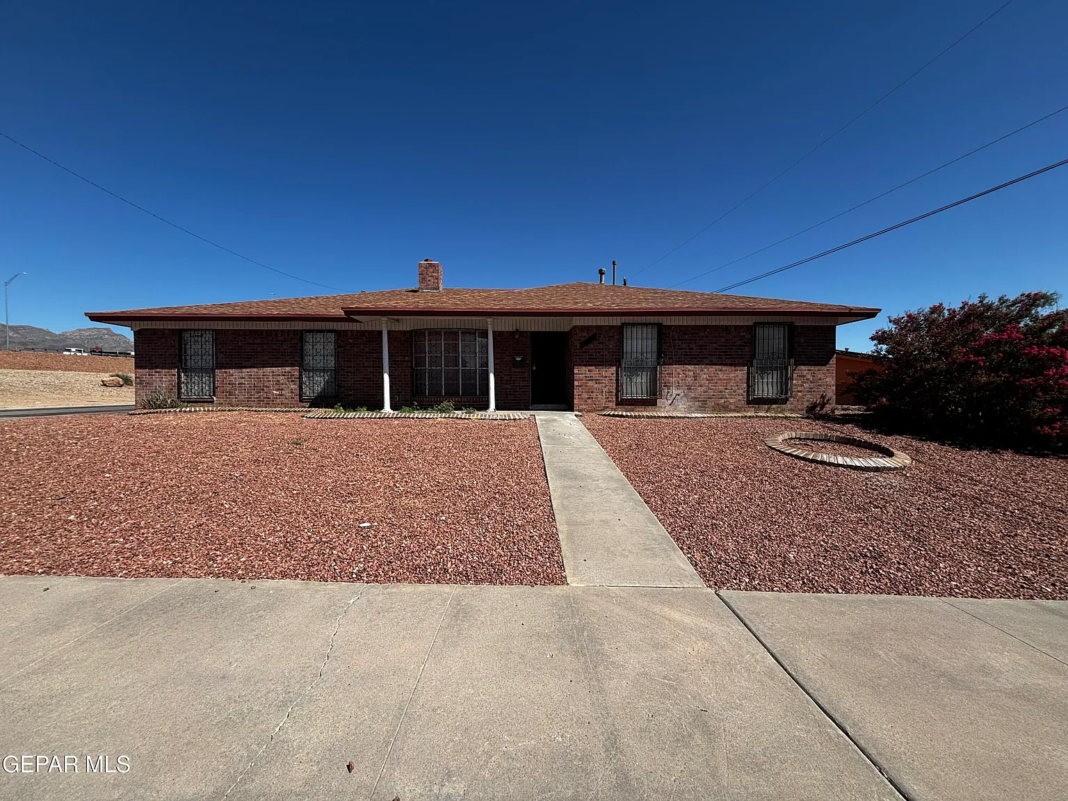 4 bed, 2.0 bath, 1972 sqft, $1,800 — Photo 2