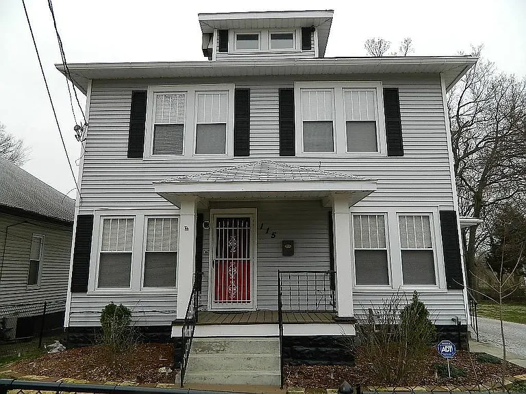 115 E Riverside Dr — Photo 2