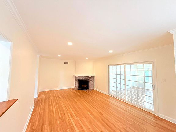 3rd image of 16457 Gledhill St