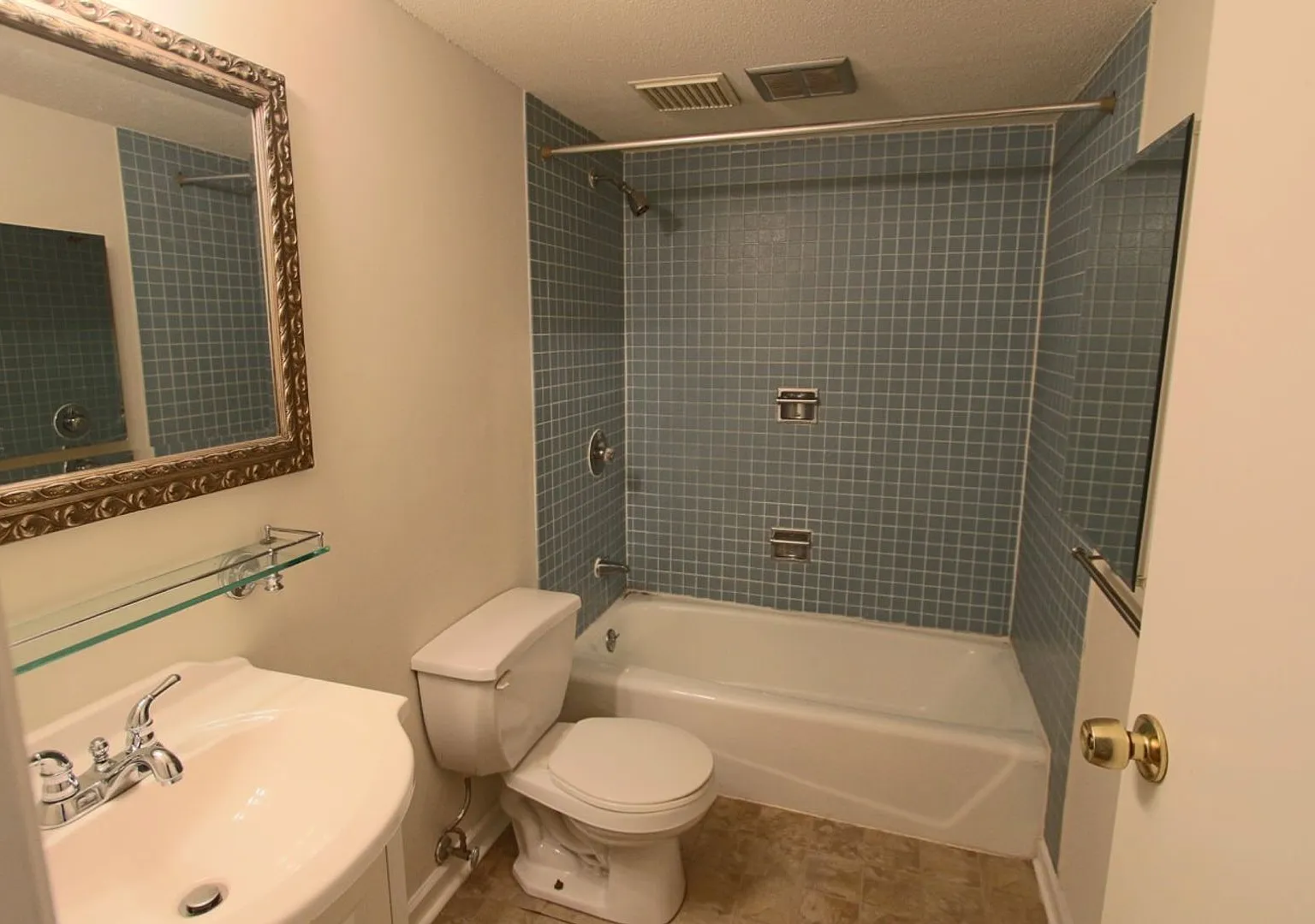 Apply Today! 2 Bedroom - 1.5 Bath condo with garage - heat and hot water included — Photo 4