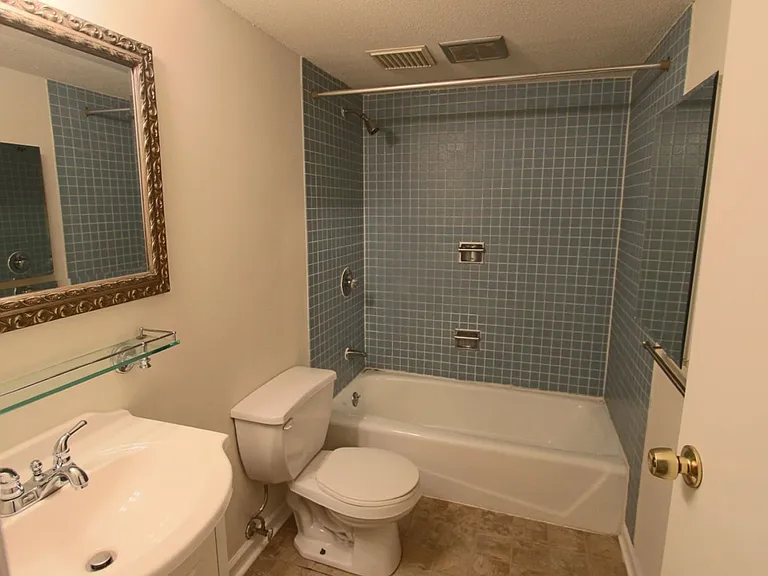 36 Williamsburg Dr — Photo 4