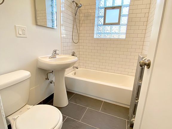 4th image of 1628 W Lunt Ave #2A