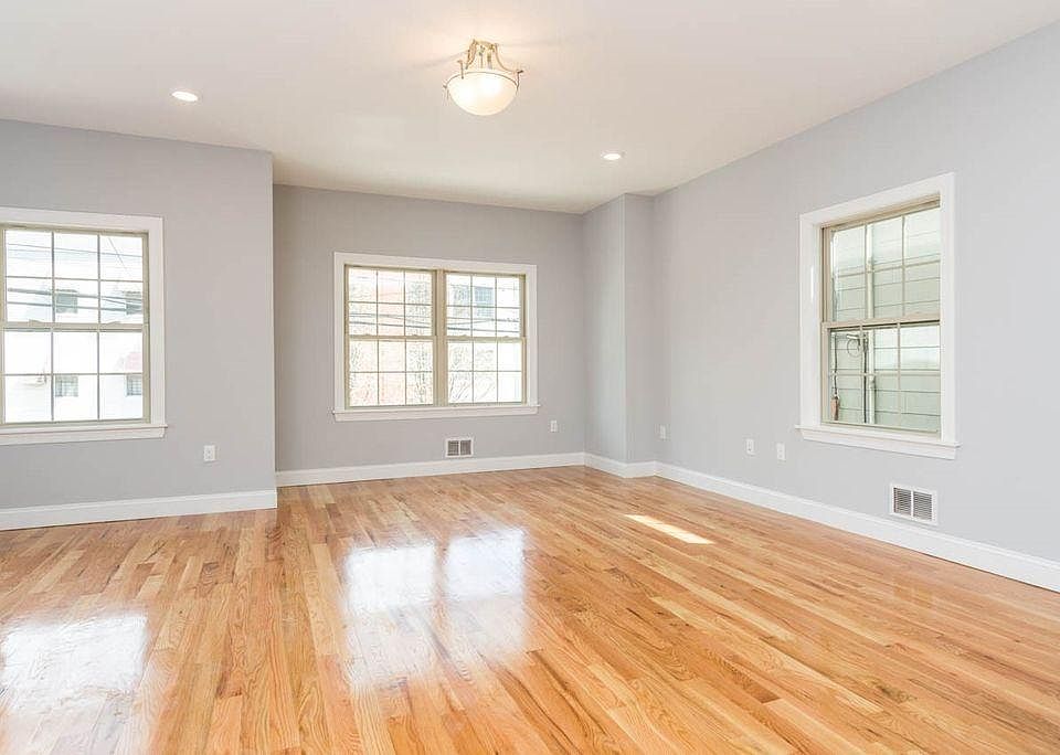 2nd image of 275 Griffith St Unit 1