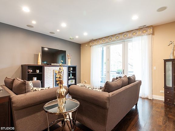 3rd image of 3553 W Montrose Ave #1W