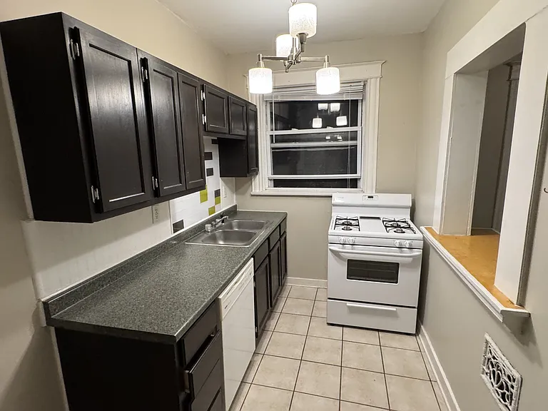 2114 Portis Aveapt #A — Photo 4