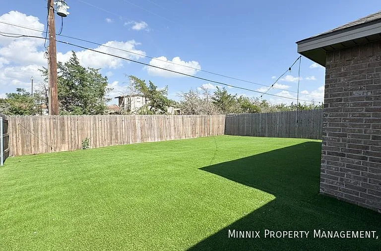 2033 Kenwood Ave — Photo 22