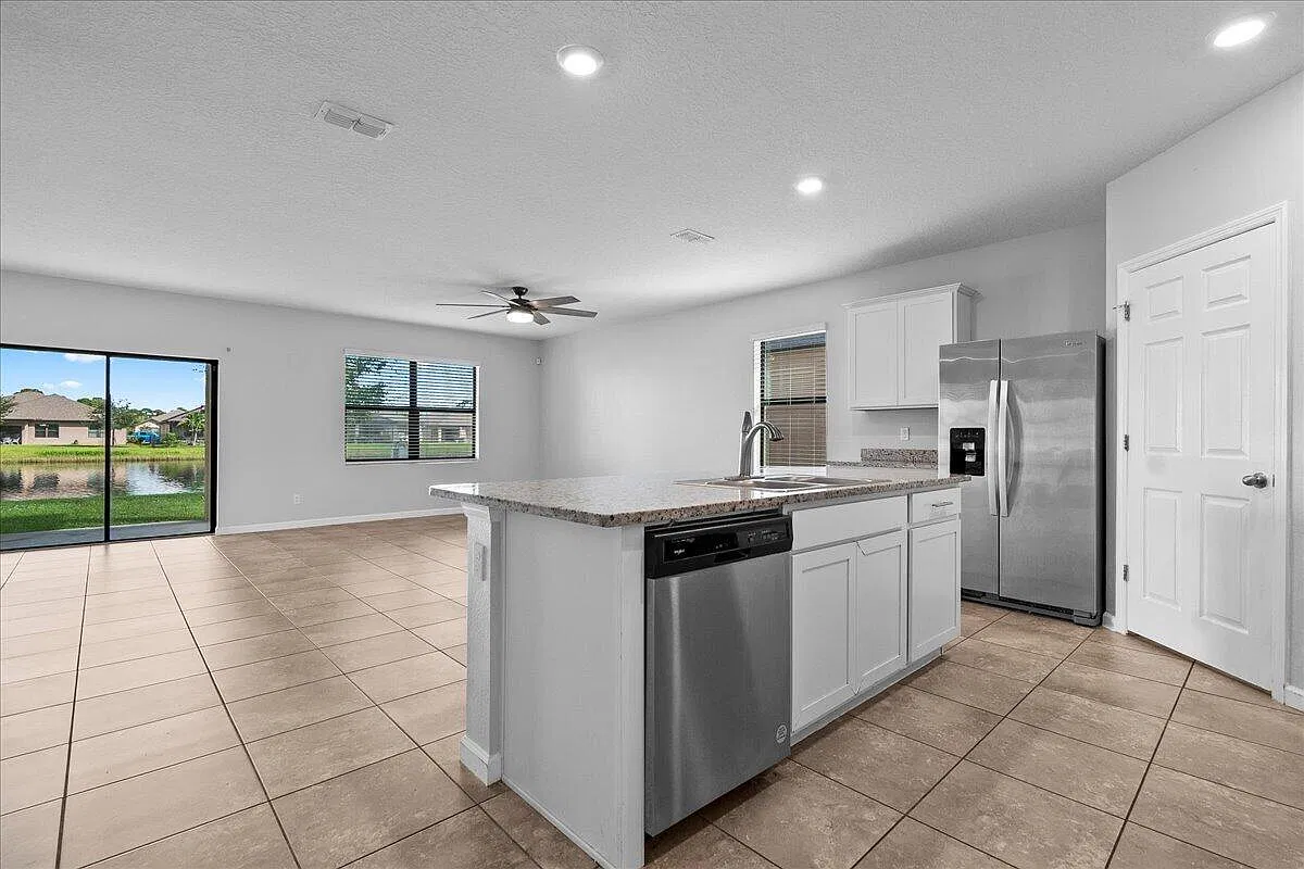 4 bed, 2.0 bath, 1916 sqft, $2,700 — Photo 3