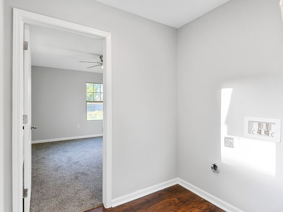 1st image of 986 Dewalt St