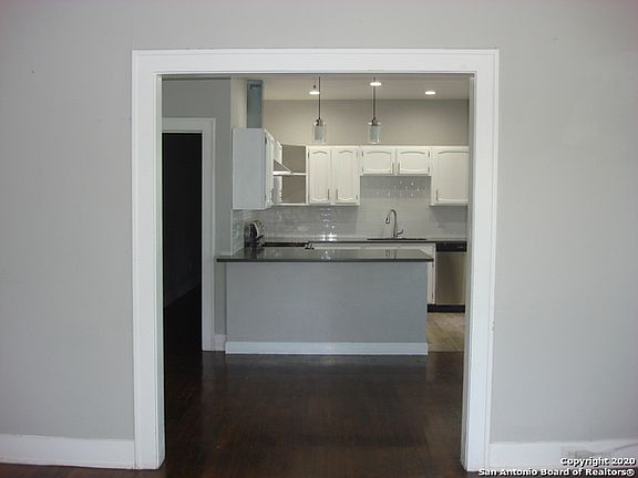 4th image of 1521 W Summit Ave