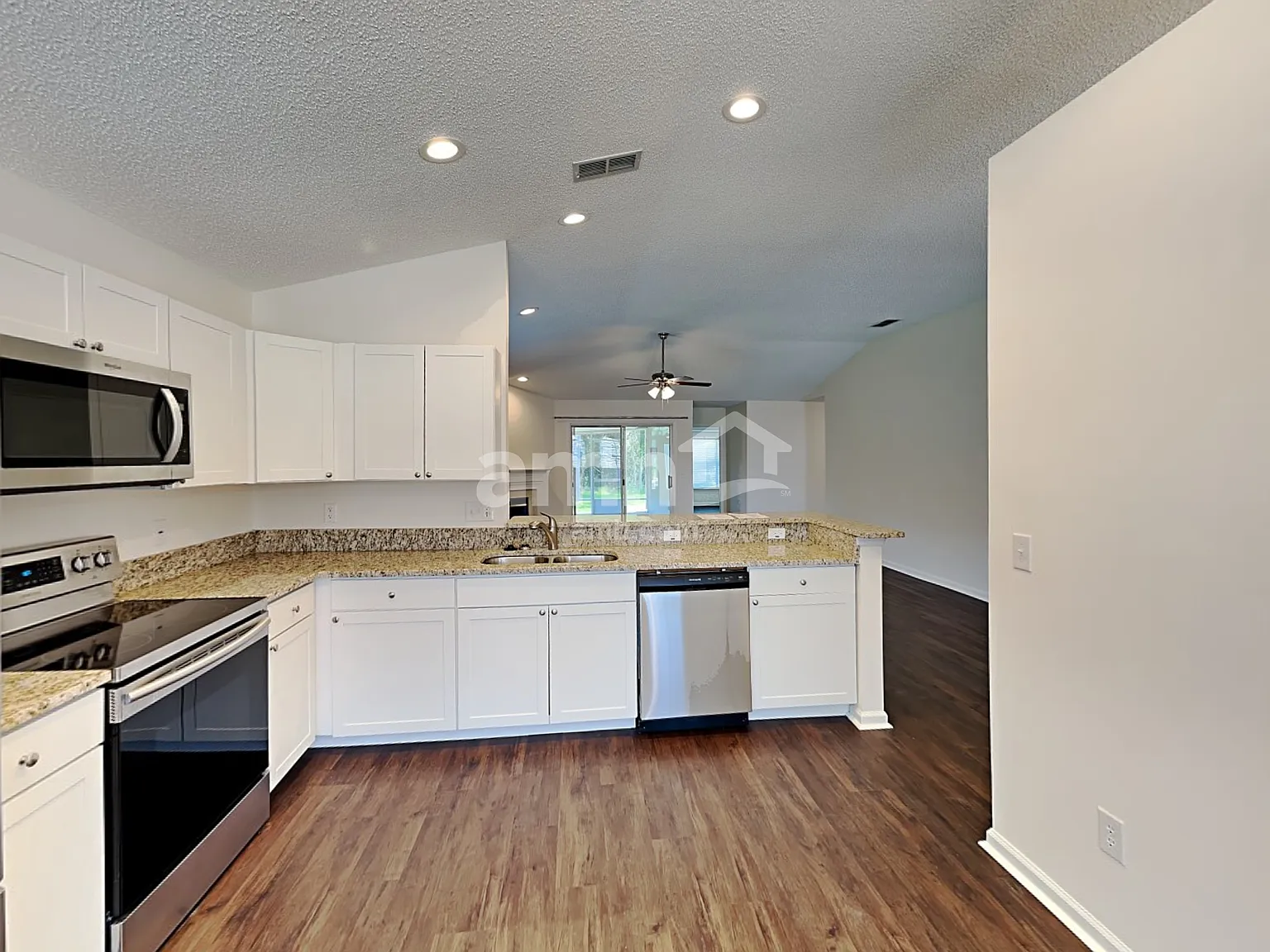 3 bed, 2.0 bath, 1678 sqft, $2,405 — Photo 4