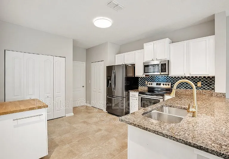 425 Servia Dr — Photo 4