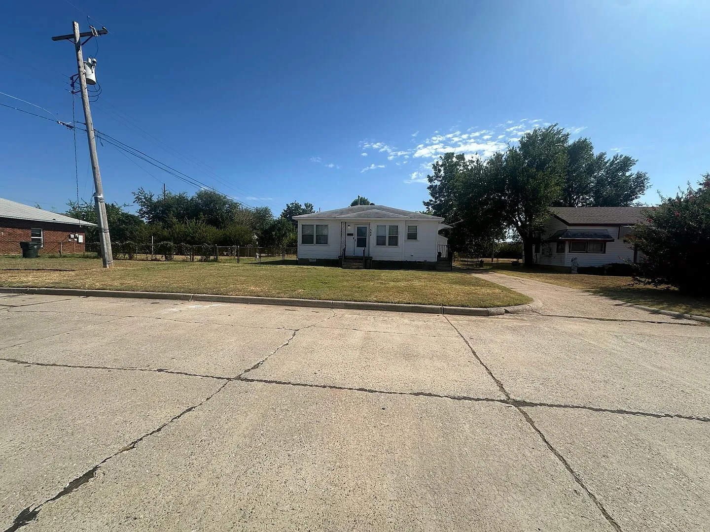 Nice 2 bed, 1 bath, 1 car detached garage — Photo 1
