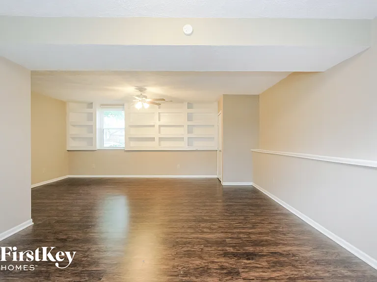 1433 Hunters Ln — Photo 3