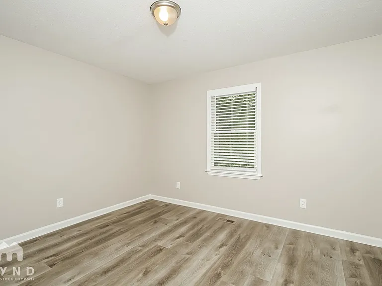 1359 Lakeview Pkwy — Photo 12