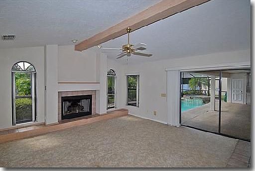High ceilings, fireplace