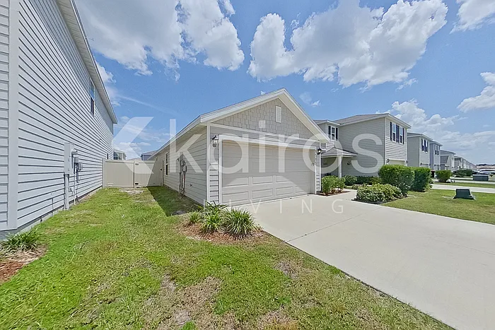3 bed, 2.0 bath, 1453 sqft, $2,045 — Photo 2