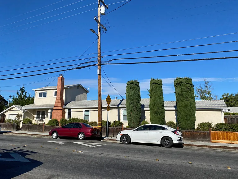 648 Redwood Ave — Photo 2