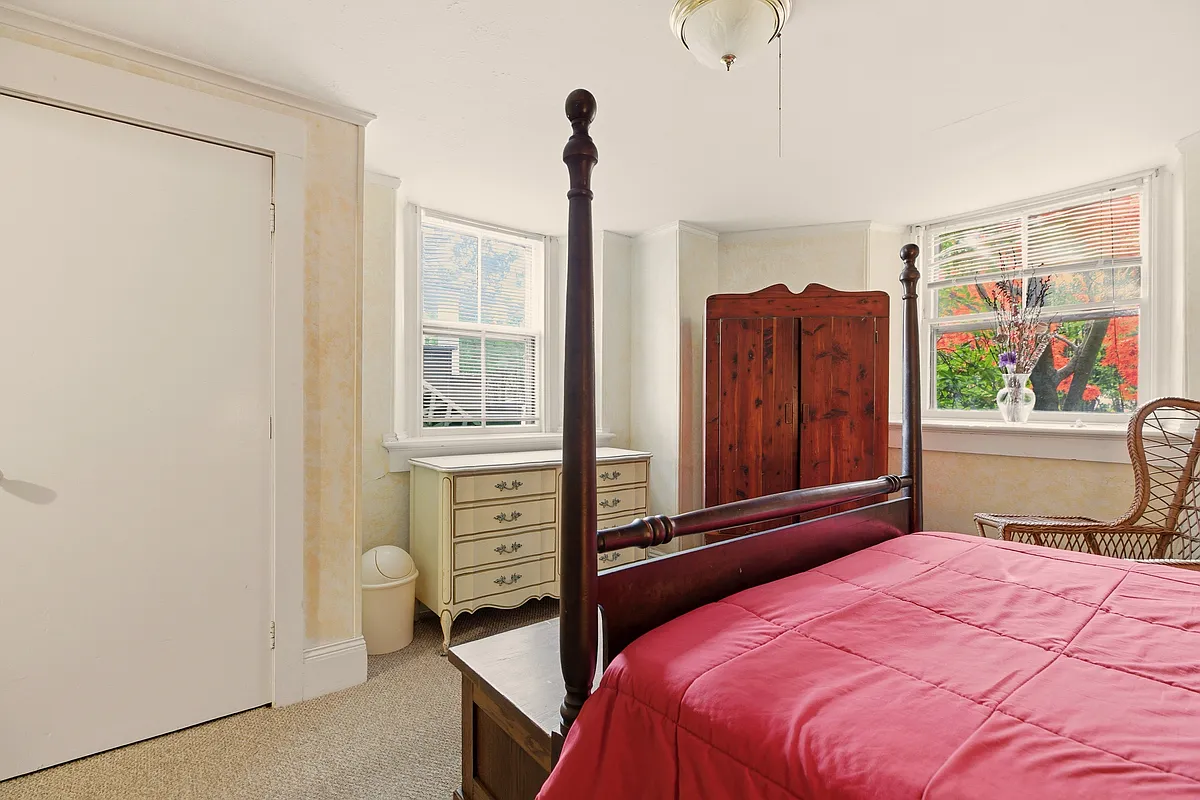 Sunny Bedroom windows facing East and south - 56 Bateman Ave #1
