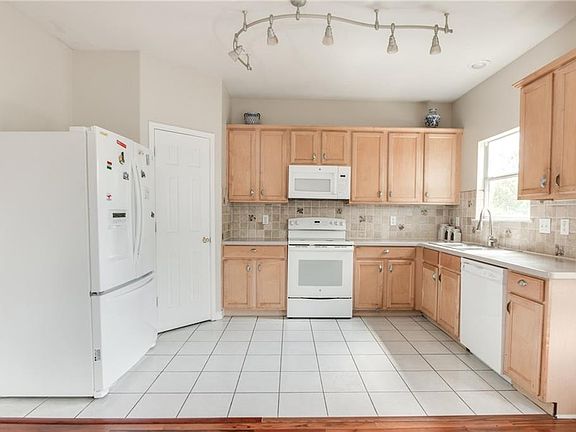 5th image of 3513 Lake Hill Ln