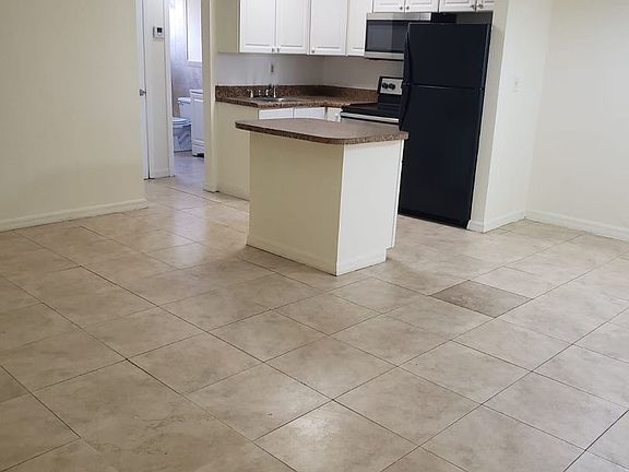 2nd image of 978 SW 10th Dr APT 8