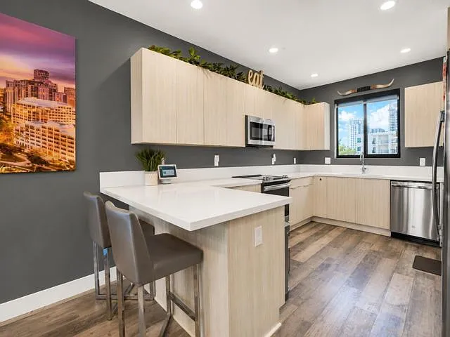 3 bed, 5.0 bath, 2789 sqft, $6,500 — Photo 2