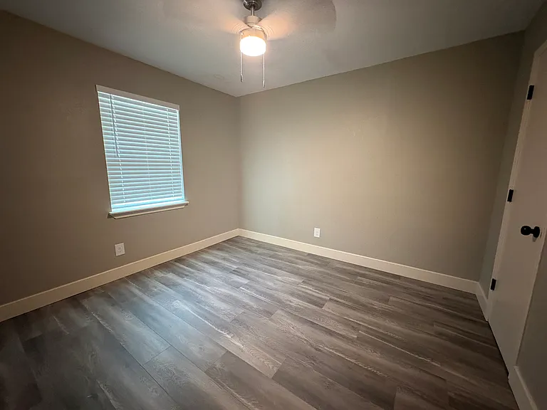 714 Upland Ln — Photo 15