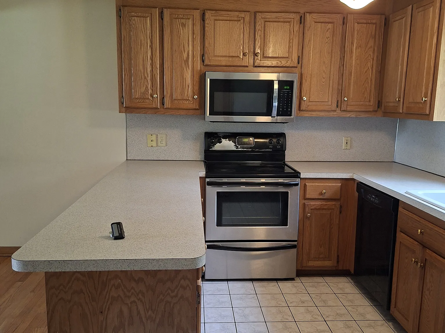 3 bed, 1.5 bath, 1400 sqft, $2,800 — Photo 4