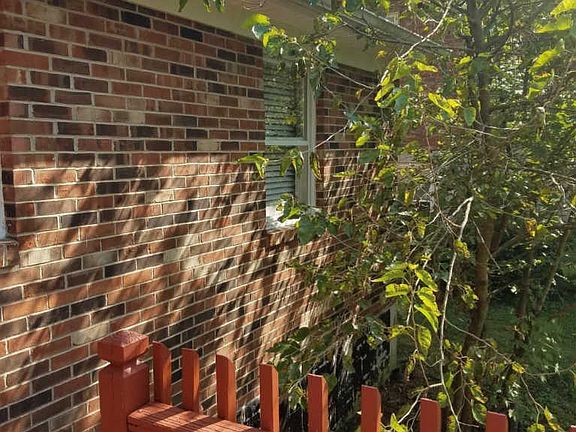 4th image of 128 1/2 Jackson Dr