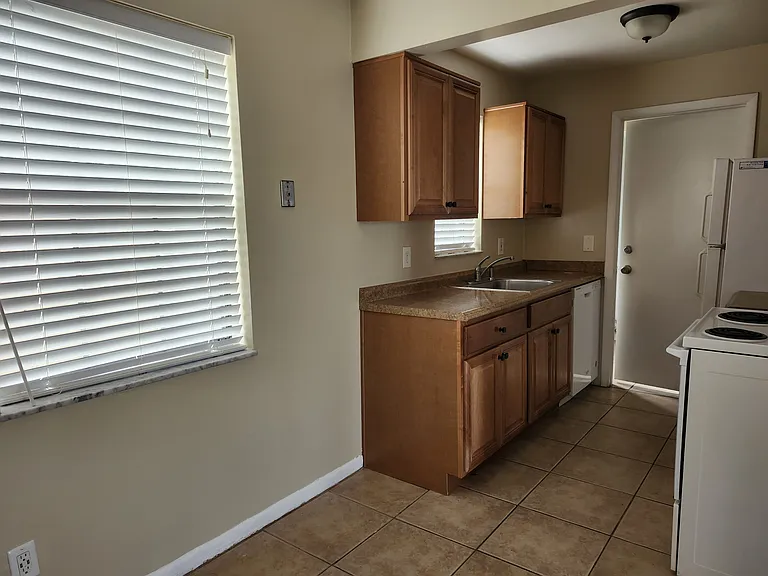 665 SW 4th Ave — Photo 6