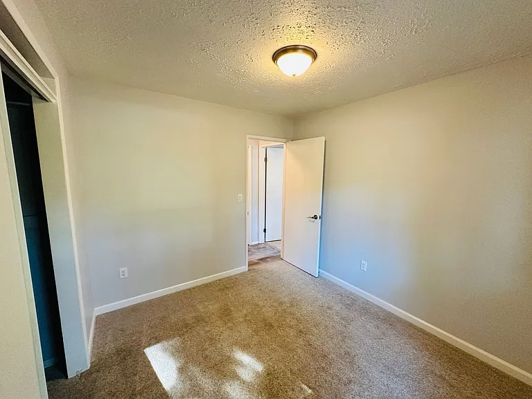 22213 NE 37th Ave — Photo 20