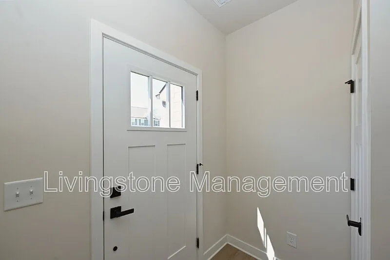3 bed, 2.5 bath, 1839 sqft, $2,200 — Photo 3