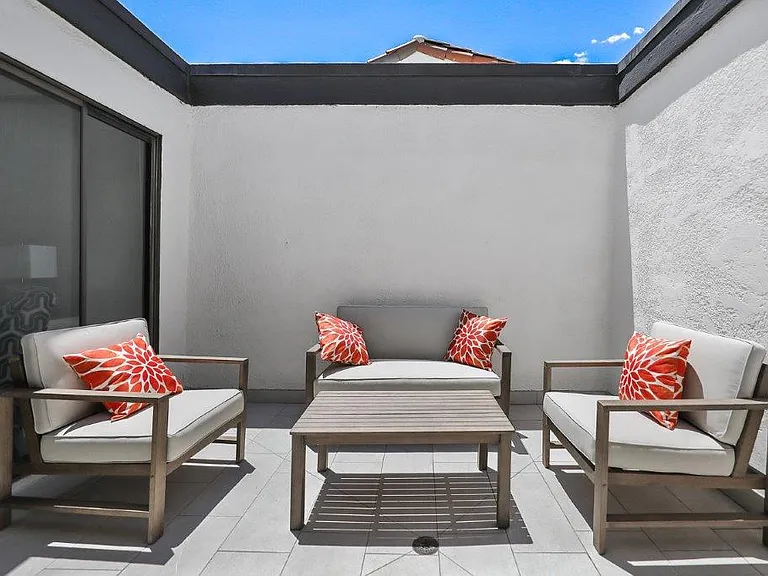 22 Barcelona Dr — Photo 10