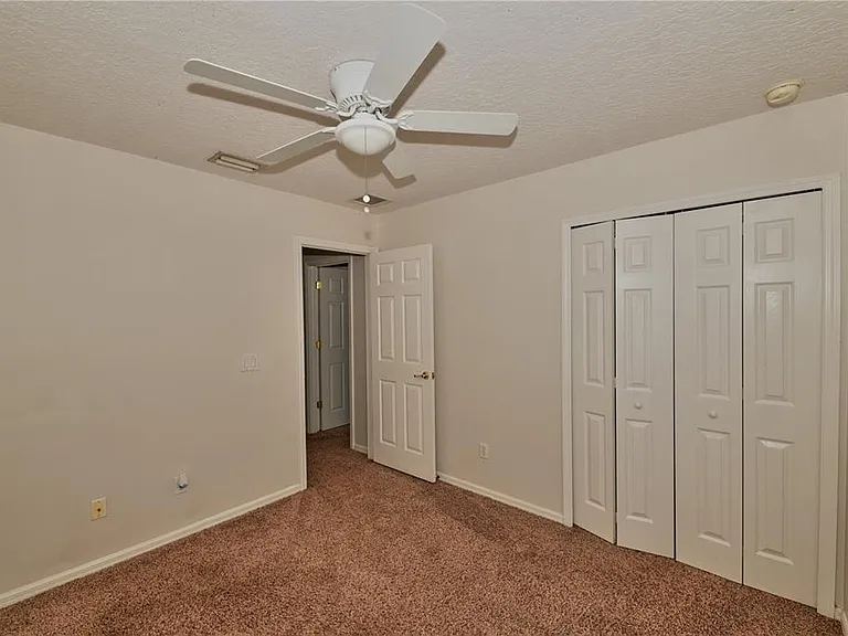 2730 Retreat View Cir — Photo 17