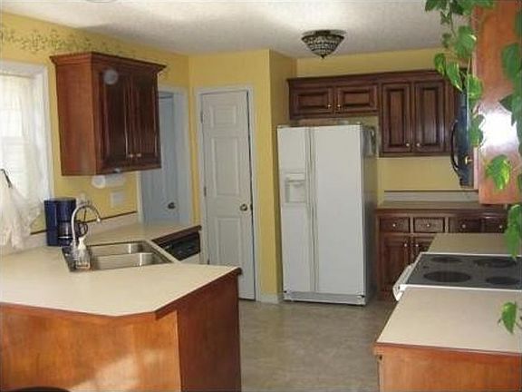 2nd image of 3833 Parade Dr
