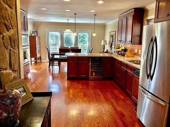 4th image of 11053 Farragut Hills Blvd
