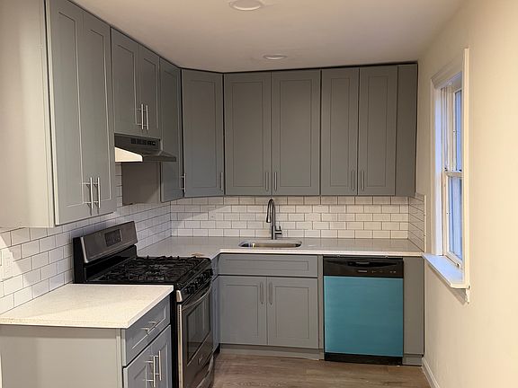 3rd image of 158 McClean Ave #1