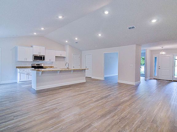 4th image of 569 SW Bellflower Dr