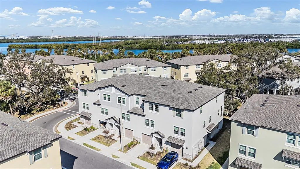 4 bed, 3.0 bath, 2077 sqft, $3,300 — Photo 2