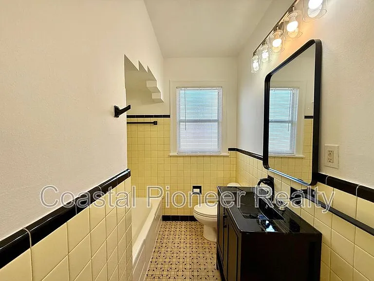 2323 W North B St — Photo 14