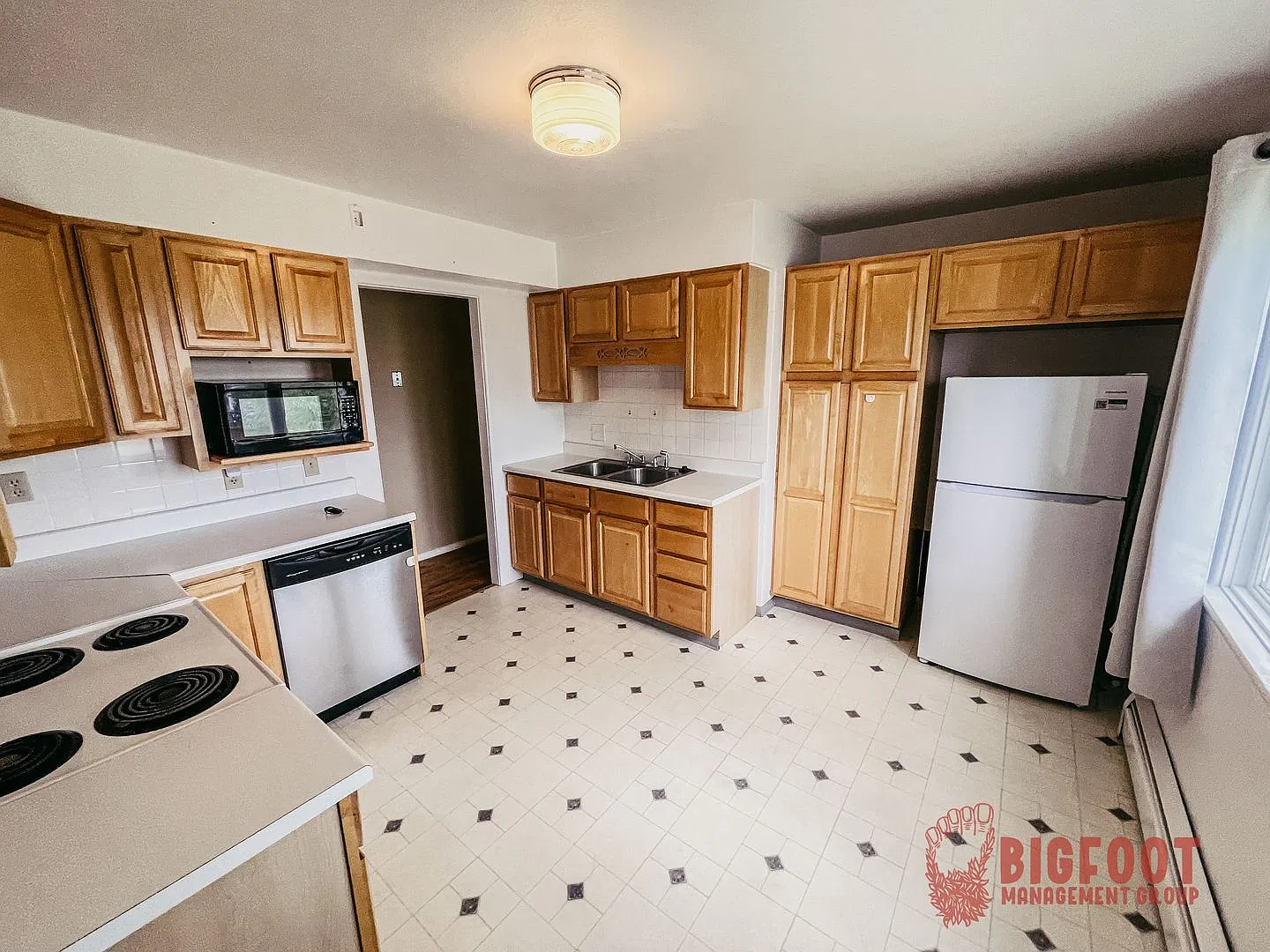 Charming 4-Bedroom Home with Fenced Yard & Garage — Photo 2