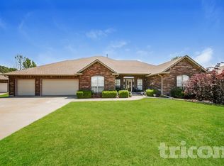 2816 Land Run Rd, Moore, OK 73160